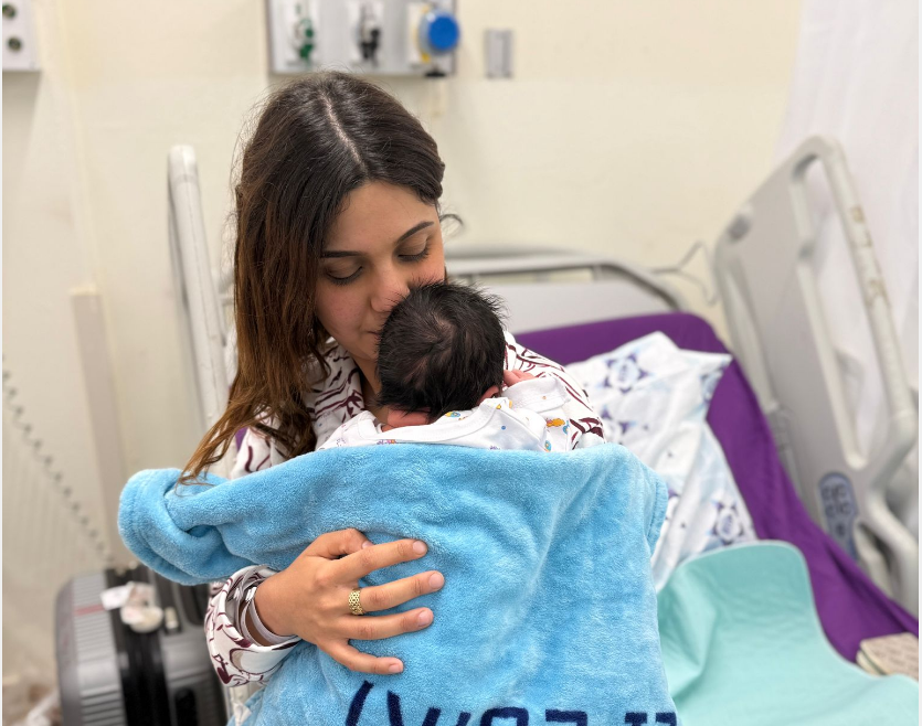 الأم مي حمودة تلد طفلها ريان في المركز الطبي تسفون بالتزامن مع صفارات الإنذار